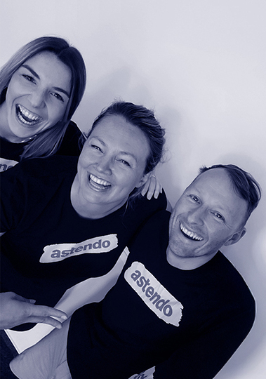 Frau mit Mobiltelefon vor Bildschirm